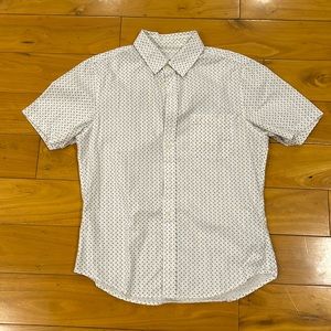 Short sleeved white patterned shirt. Goodfellow & Co. Size M